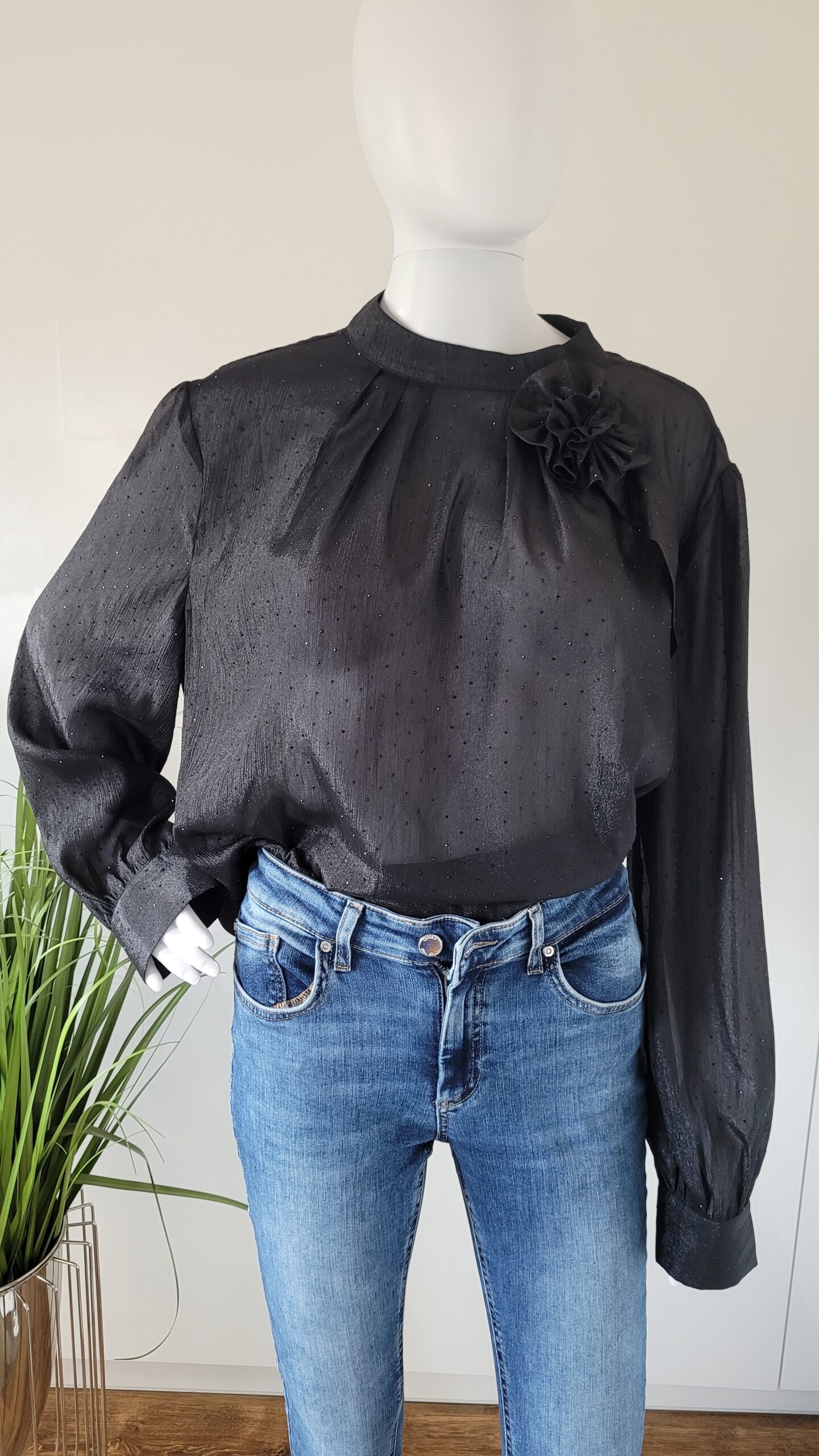 Elegancka bluzka damska z ozdobnym kwiatem lekko prześwitująca czarna S/M - obrazek 4