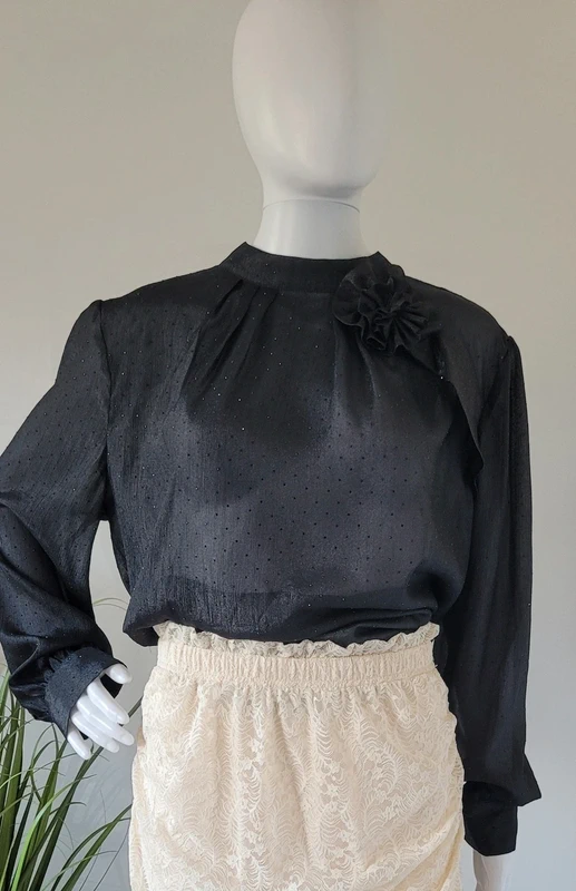 Elegancka bluzka damska z ozdobnym kwiatem lekko prześwitująca czarna S/M - obrazek 3