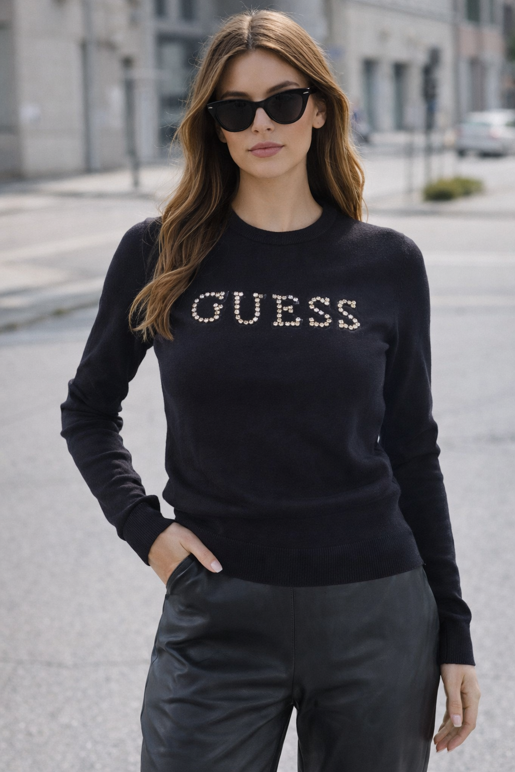 Sweter damski wiskozowy logo z cyrkonii czarny Guess XS